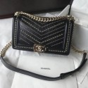 Hot Imitation Chanel Crumpled Calfskin Medium Boy Chanel Bag A67086 Black 2018(Gold-Tone Metal) AQ04317