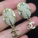 Imitation Chanel Pearls Beetle Short Earrings Pearly White/Gold 2019 Collection AQ00615